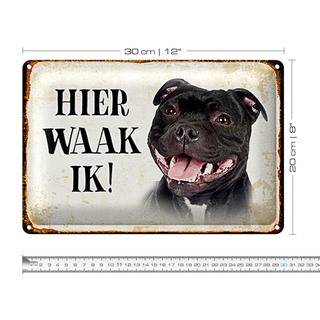 Blechschild Spruch 30x20cm holländisch Hier Waak ik Staffordshire Bull Terrier