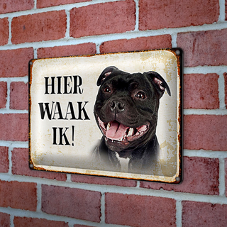 Blechschild Spruch 30x20cm holländisch Hier Waak ik Staffordshire Bull Terrier