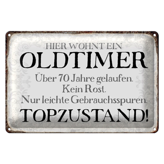 Blechschild Spruch 30x20cm hier wohnt Oldtimer über 70