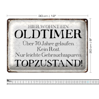 Blechschild Spruch 30x20cm hier wohnt Oldtimer über 70