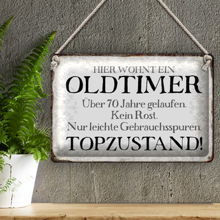 Blechschild Spruch 30x20cm hier wohnt Oldtimer über 70