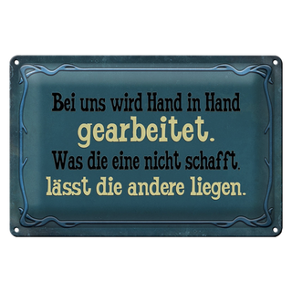 Blechschild Spruch 30x20cm bei uns Hand in Hand gearbeitet blaues Schild