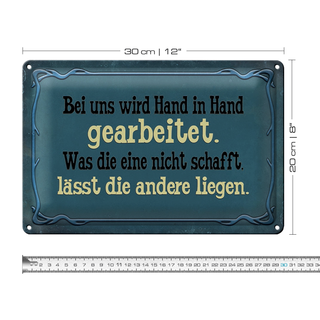 Blechschild Spruch 30x20cm bei uns Hand in Hand gearbeitet blaues Schild