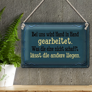 Blechschild Spruch 30x20cm bei uns Hand in Hand gearbeitet blaues Schild