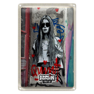 Blechschild Reise 20x30cm Berlin schwarz weiß Graffiti Frau