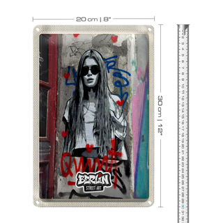 Blechschild Reise 20x30cm Berlin schwarz weiß Graffiti Frau
