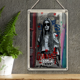 Blechschild Reise 20x30cm Berlin schwarz weiß Graffiti Frau