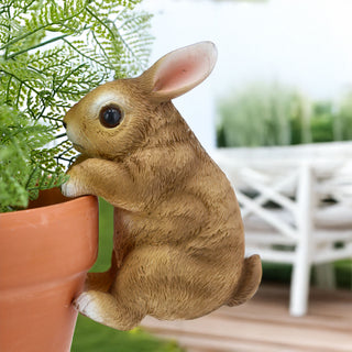 Kletterhase Polyresin 11x16x8,5cm hellbraun weiß Hase Dekohase für Blumentopfdeko Gartenfigur Topfhänger Osterdekoration
