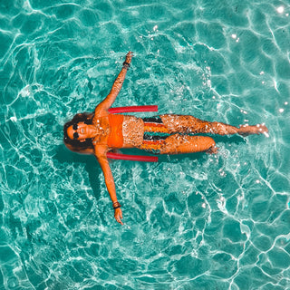 Poolnudel 4er Set 120cm grün blau rot gelb Schwimmnudel Wasserspielzeug Wassernudel Schwimmstange