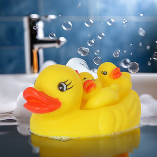 Badeente Mama mit Kids 4tlg. 11x9x15cm PVC gelb Schnabel Badespielzeug Quietscheente Badewanne Mama-Ente 3 Baby-Enten