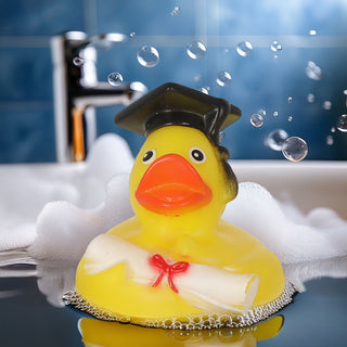 Badeente Absolvent H8cm PVC gelb schwarz Ente Schnabel Badespielzeug Quietscheente Doktor-Ente Badewanne