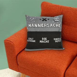 Kissen 'Männersache' mit 3 Taschen 40x40cm grau schwarz Baumwolle Polyester 280g Füllung Reisverschluss einseitig bedruckt Sofakissen