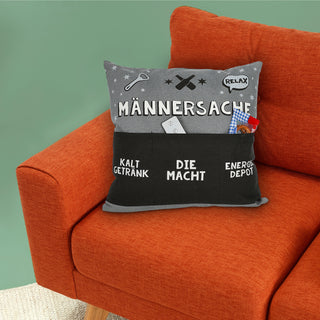 Kissen 'Männersache' mit 3 Taschen 40x40cm grau schwarz Baumwolle Polyester 280g Füllung Reisverschluss einseitig bedruckt Sofakissen