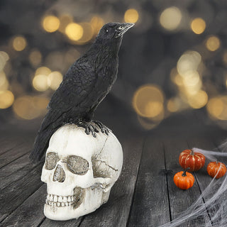 Rabe auf Totenschädel Polyresin 11x14x8cm schwarz weiß Dekofigur Skull Totenkopf Krähe Halloween Gothic Dekoration