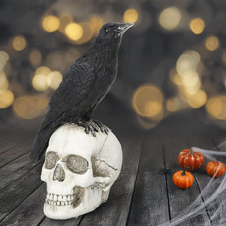 Rabe auf Totenschädel Polyresin 11x14x8cm schwarz weiß Dekofigur Skull Totenkopf Krähe Halloween Gothic Dekoration