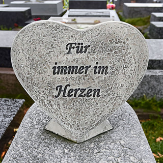 Grabdeko Herz mit Spruch 'Für immer im Herzen' 7x6x3cm grau Polyresin Grabschmuck stehend Grab Inschrift Dekostein Friedhofsdekoration