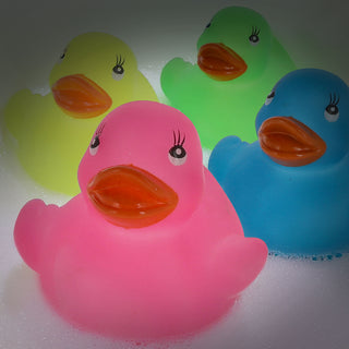 Badeente 'Glow in the Dark' 5x6x6cm PVC gelb grün blau pink Ente Badespielzeug Quietscheente Badewanne Leuchtente