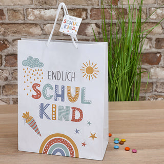 Geschenktüte 'Endlich Schulkind' 12er Set 25x33x12cm Papier 128g/m² weiß matt beidseitig bedruckt Schulanfang Henkel Geschenkanhänger
