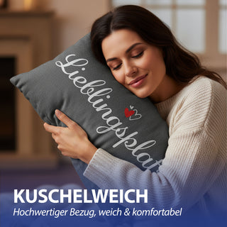 Kissen Lieblingsplatz 40x25cm grau weiß rot Baumwolle 180g Polyesterfüllung Reißverschluss Kuschelkissen einseitig bedruckt