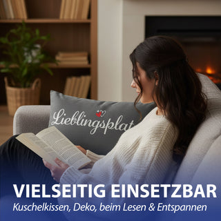 Kissen Lieblingsplatz 40x25cm grau weiß rot Baumwolle 180g Polyesterfüllung Reißverschluss Kuschelkissen einseitig bedruckt