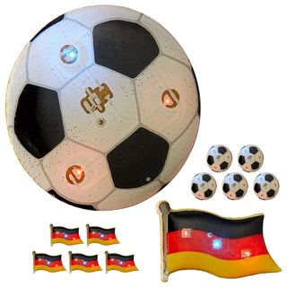 12er Set LED Blinki Deutschland 2 Motive Fussball Fahne blinkt rot und blau Anstecknadel Magnet Partyzubehör WM EM Leuchtdekoration